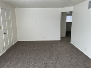 1047 W Lakeside Dr in Moses Lake, WA - Building Photo - Building Photo