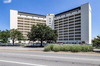 100 E Ocean View Ave in Norfolk, VA - Foto de edificio - Building Photo