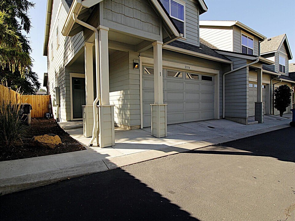 2374 NE Keats Dr in Bend, OR - Foto de edificio