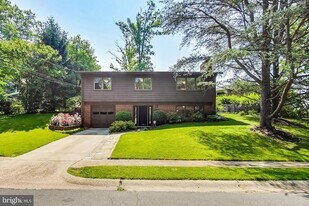 6515 E Halbert Rd in Bethesda, MD - Building Photo