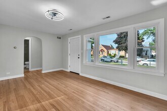 3304 N Ozanam Ave in Chicago, IL - Building Photo - Building Photo