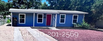 127 Cravens Ave in San Antonio, TX - Building Photo