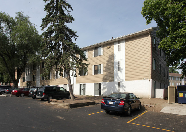 The Birch (Douglas Terrace) in Des Moines, IA - Foto de edificio - Building Photo