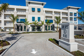 Cape West 91 Villa Apartments in Cape Coral, FL - Foto de edificio - Building Photo