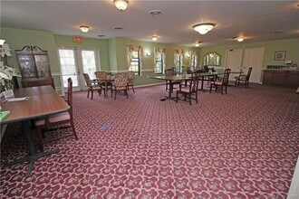 45 Highland St, Unit #108 in West Hartford, CT - Foto de edificio - Building Photo