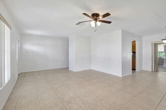 6707 NW 70th St, Unit 01-0324 in Tamarac, FL - Building Photo - Building Photo