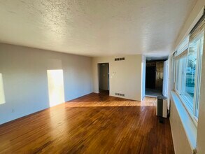 5760 S 2700 W, Unit 5760 in Roy, UT - Foto de edificio - Building Photo