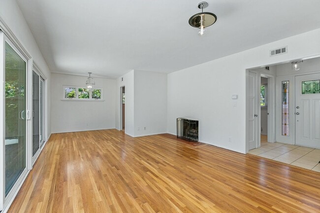 1325 Lomay Pl in Pasadena, CA - Building Photo - Building Photo