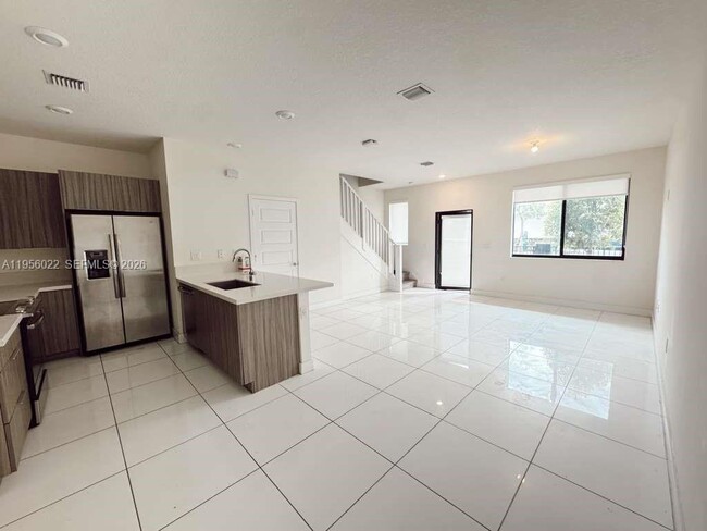 8311 NW 49th St in Doral, FL - Building Photo - Building Photo