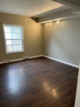 412 Kenwood Ave, Unit 1st Rear in Delmar, NY - Foto de edificio - Building Photo