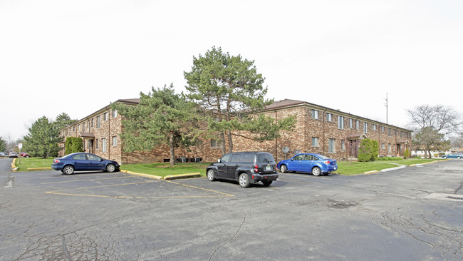 Shores Park Layne East Apartments in St. Clair Shores, MI - Building Photo - Building Photo