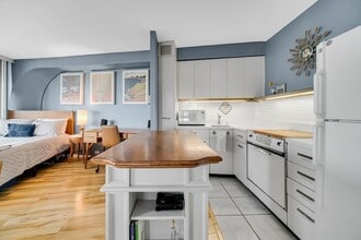 300 N State St, Unit 4303 in Chicago, IL - Foto de edificio - Building Photo