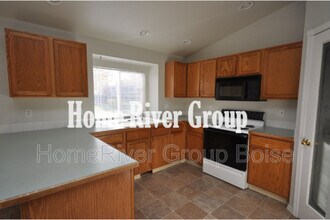1899 E Chimere Dr in Meridian, ID - Building Photo - Building Photo