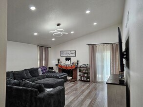 13562 Vellanto Way in Moreno Valley, CA - Building Photo - Building Photo