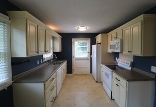 120 Sunnybrook Ct in Tobaccoville, NC - Foto de edificio - Building Photo