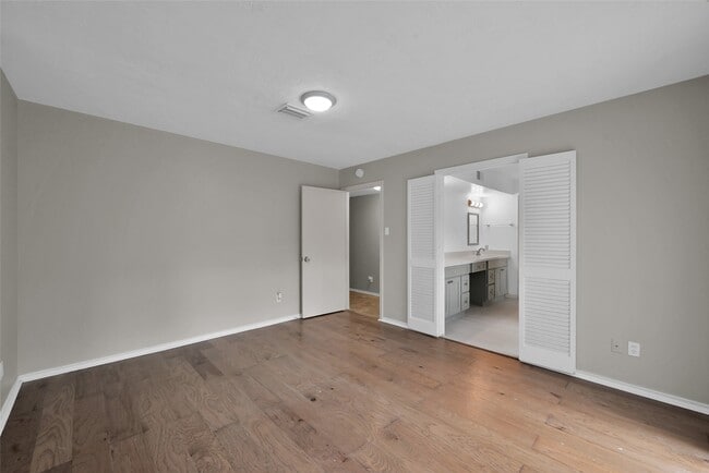 property at 2 Alladdin Ln