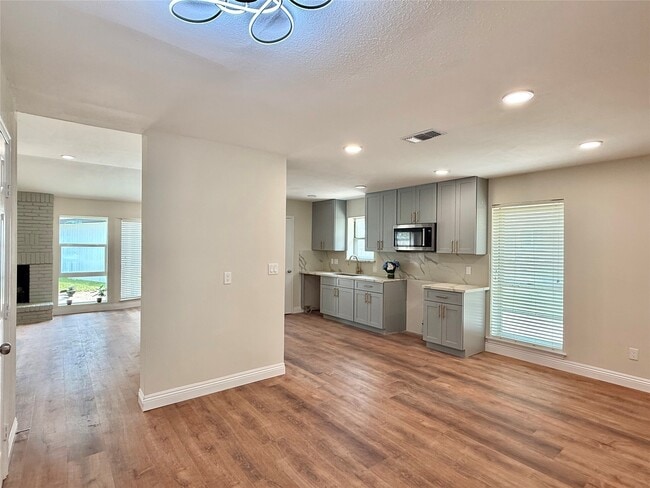 property at 8911 Hendon Ln