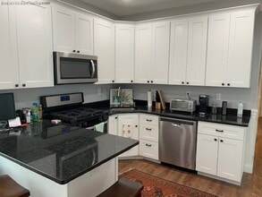 38 Crescent Ave, Unit 3 in Boston, MA - Foto de edificio - Building Photo