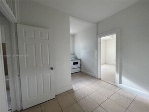 1060 NW 47th St in Miami, FL - Building Photo - Building Photo