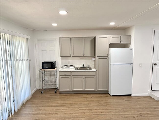 8301 SW 19th St in Miami, FL - Building Photo - Building Photo