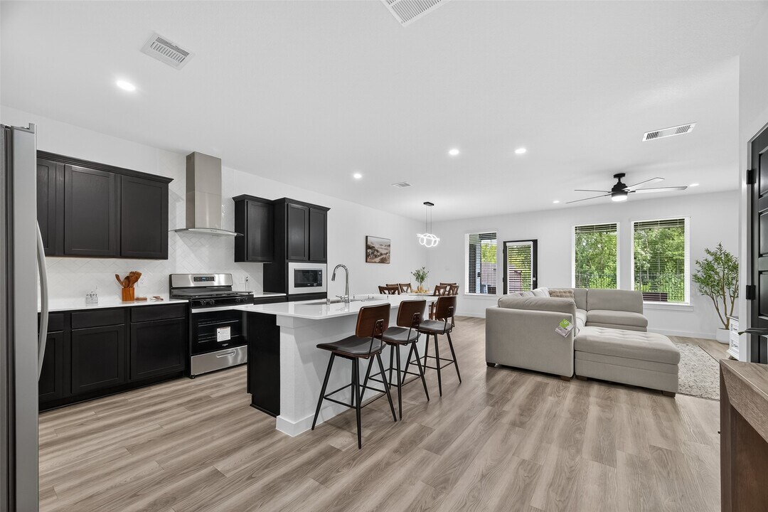 3233 Creston Gate Dr in Houston, TX - Building Photo