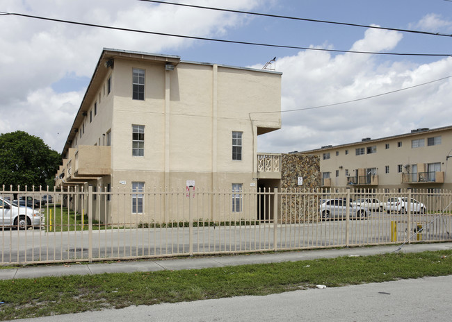 The Gardens in Opa Locka, FL - Building Photo - Building Photo