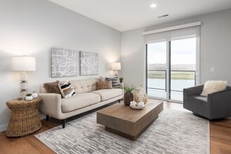 The Flats & Terraces at Wildhorse Village in Chesterfield, MO - Foto de edificio - Building Photo