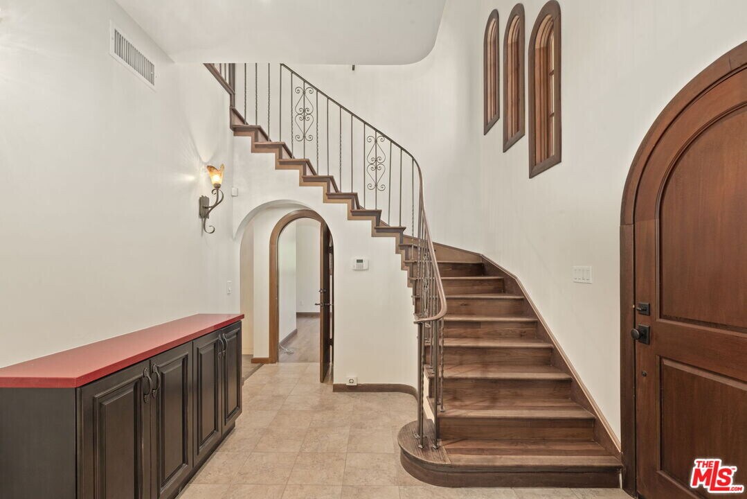 664 S Highland Ave in Los Angeles, CA - Building Photo