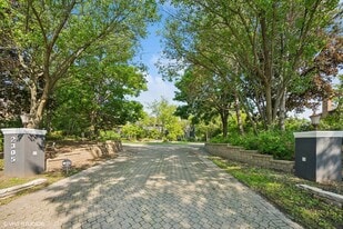 2305 Tennyson Ln in Highland Park, IL - Building Photo