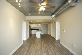 888 Lofts in Lawrence, KS - Foto de edificio - Interior Photo