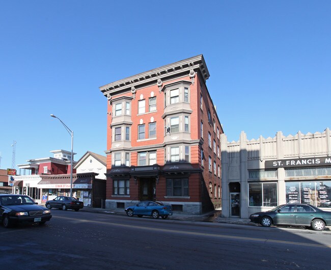 325-329 E Main St in Waterbury, CT - Building Photo - Building Photo