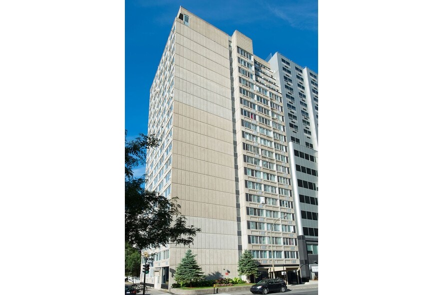 The 1350 Dufort Apartments in Montréal, QC - Building Photo