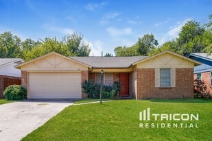 126 Tharp St in Arlington, TX - Building Photo