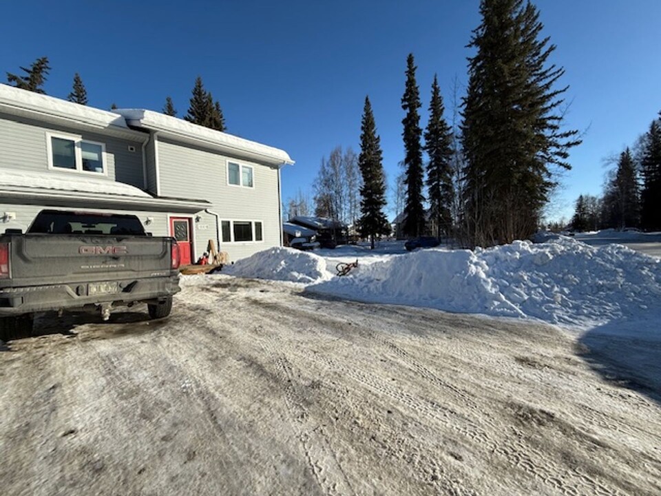 1665 Old Pioneer Way in Fairbanks, AK - Building Photo