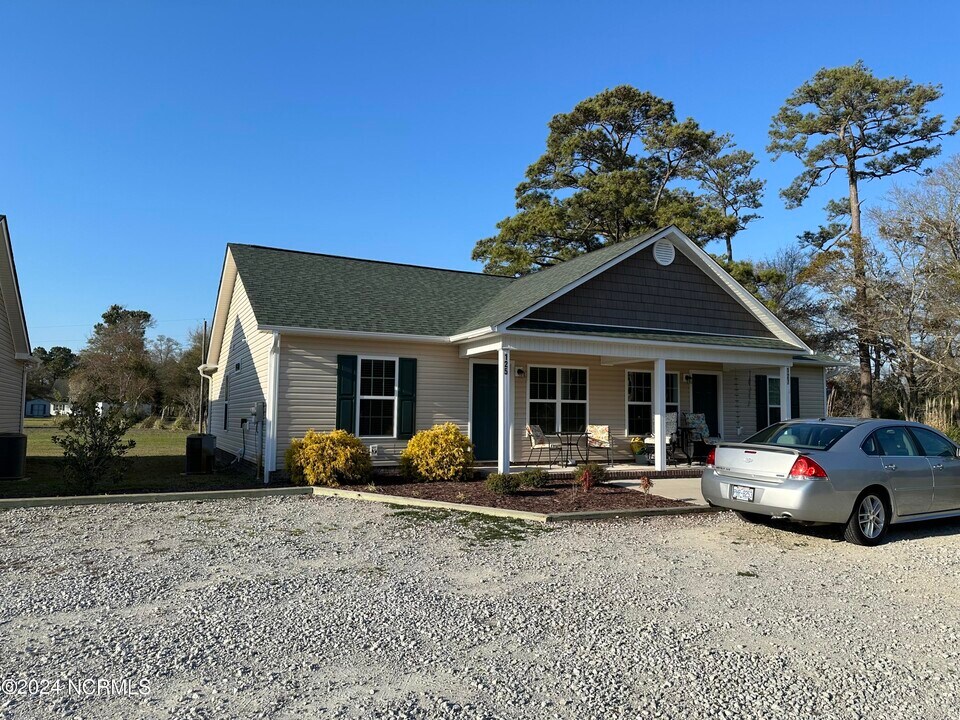 125 Oyster Ln in Hubert, NC - Building Photo