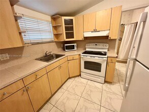 1674 NE 174th St-Unit -REAR in North Miami Beach, FL - Building Photo - Building Photo
