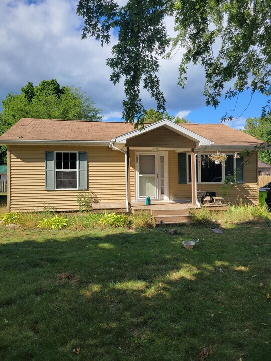 609 Orchard Ave in Clare, MI - Building Photo
