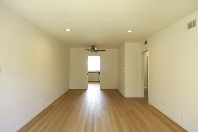 1323 Ridgeley Dr in Los Angeles, CA - Foto de edificio - Building Photo