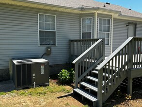413 Jonesboro Ct in La Vergne, TN - Foto de edificio - Building Photo