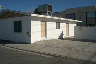 4221 E Stewart Ave in Las Vegas, NV - Foto de edificio - Building Photo