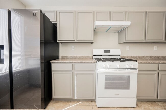 6075 Las Nubes Dr in Las Vegas, NV - Building Photo - Building Photo