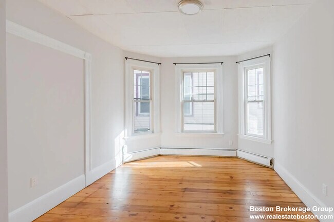 31 Falcon St, Unit #1 in Boston, MA - Foto de edificio - Building Photo