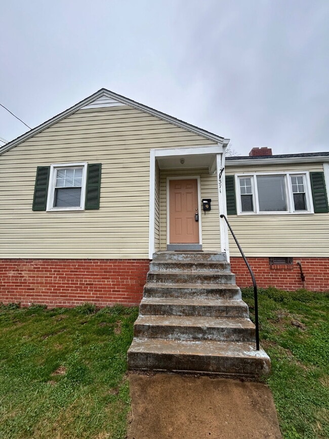 property at 371 Cherrydale Ave