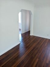 647 W 112th St in Los Angeles, CA - Foto de edificio - Building Photo