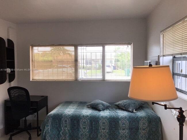815 NE 172nd Terrace in Miami, FL - Building Photo - Building Photo