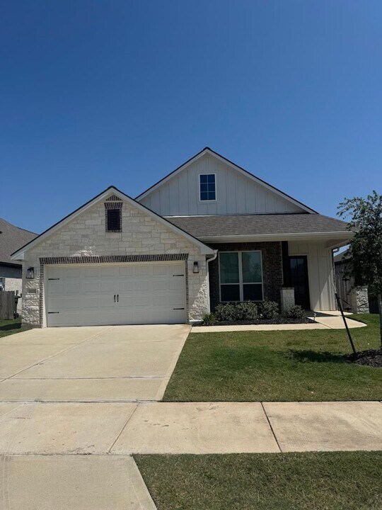 6215 Southern Cross Dr in College Station, TX - Building Photo