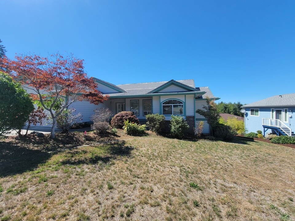 100 Sapphire Pl in Sequim, WA - Building Photo