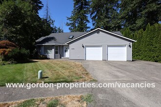 1306 SE Condor Pl in Gresham, OR - Foto de edificio - Building Photo