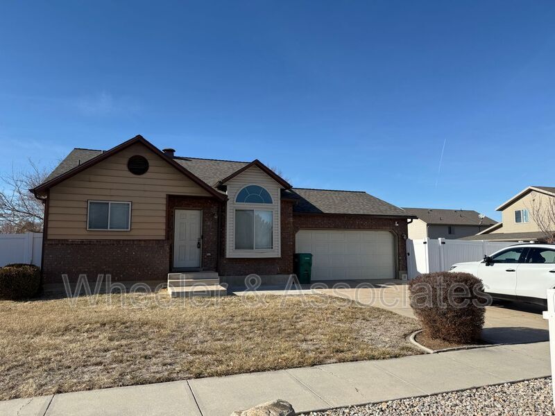 5315 S 3750 W in Roy, UT - Building Photo