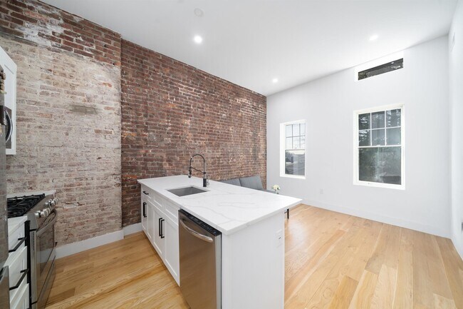 25 Corbin Ave in Jersey City, NJ - Building Photo - Building Photo